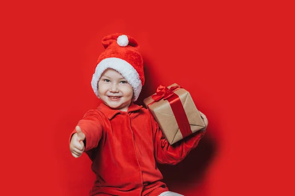 Niño pequeño con regalo de Navidad —  Fotos de Stock