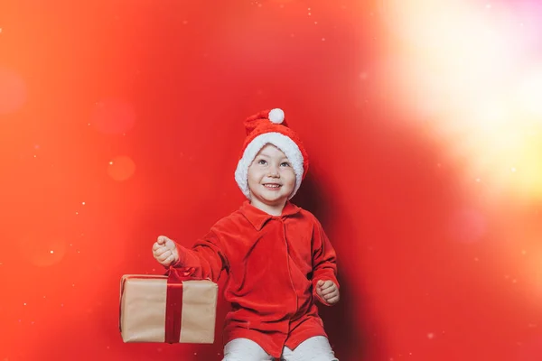 Pequeño niño sosteniendo regalo de Navidad —  Fotos de Stock