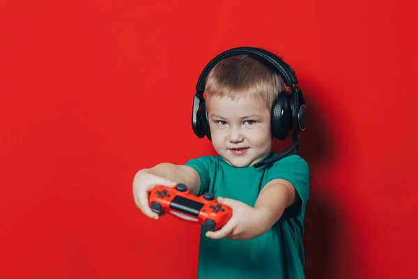Niño pequeño jugando videojuego —  Fotos de Stock