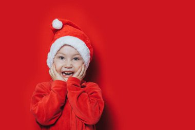 Noel Baba kostümlü küçük çocuk.