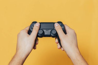 ellerinde gamepad