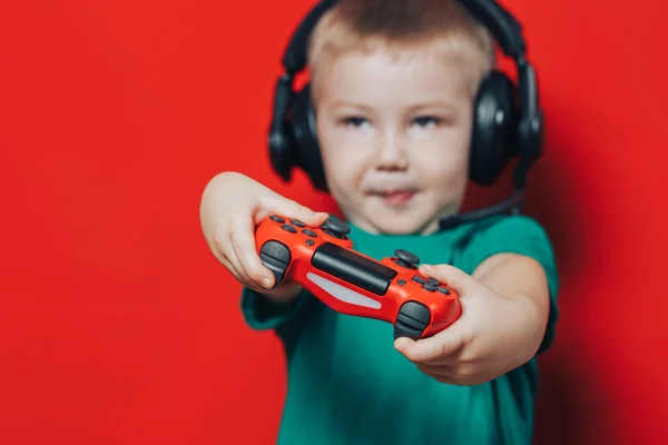 Niño pequeño jugando videojuego —  Fotos de Stock