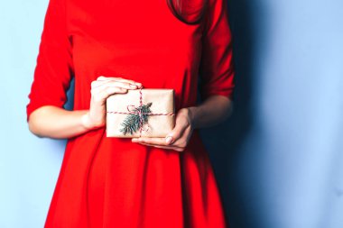 Noel hediyesi tutan kadın..