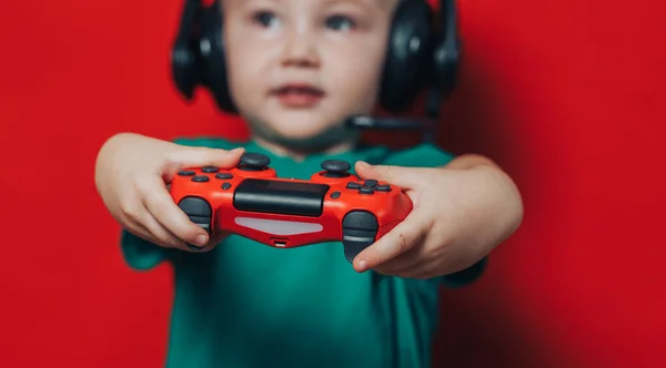 Menino pequeno jogando videogame — Fotografia de Stock