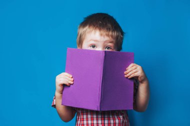 Genç bir kadın sarı üzerine oyun alanı ile oynuyor..