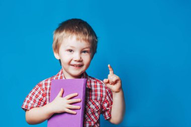 Genç bir kadın sarı üzerine oyun alanı ile oynuyor..