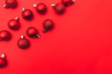 Kırmızı toplar düz yatıyordu