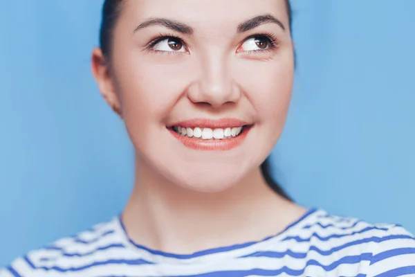 Рот женщины с большими зубами — стоковое фото
