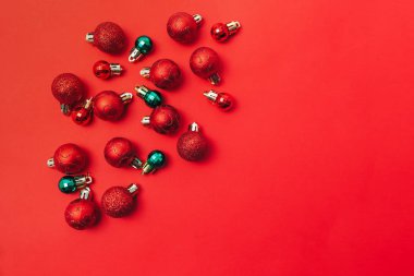 Kırmızı toplar düz yatıyordu