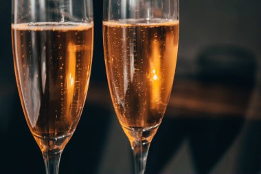 Siyah arkaplanda şampanya.