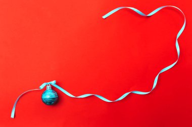 Kırmızı arka planda bir noel topu