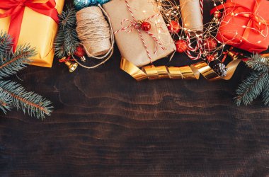 Ahşap arka planda Noel süslemeleri.