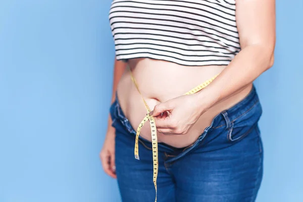 Donna misurare il suo grasso vita — Foto Stock
