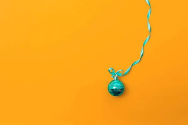 Uma bola de Natal no fundo laranja — Fotografia de Stock