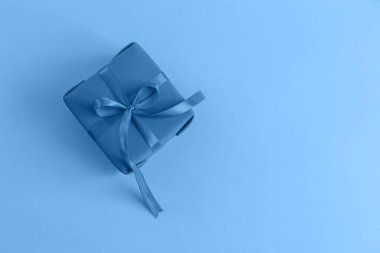 Mavi arkaplanda Noel hediyesi