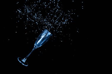 Altın parıltılı iki şampanya kadehi.