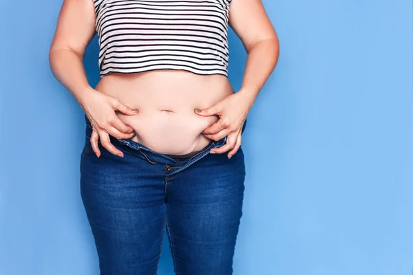 Mujer gorda en jeans — Foto de Stock