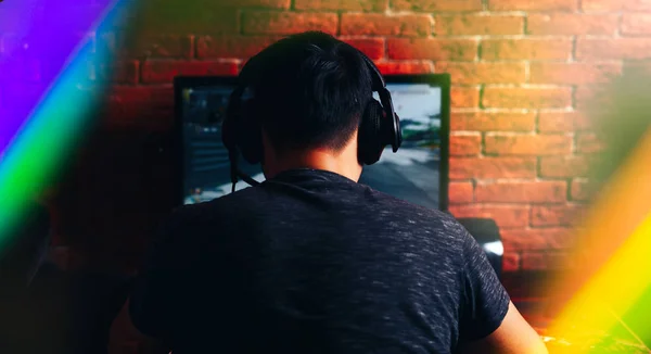 Homem jogando computador . — Fotografia de Stock