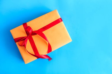 Noel hediyesi Kırmızı zemin üzerine