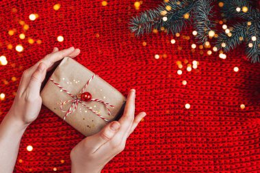 Kırmızı arka planda noel hediyesi