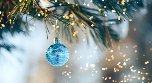 Bolas de Navidad en el árbol al aire libre Imágenes De Stock Sin Royalties Gratis