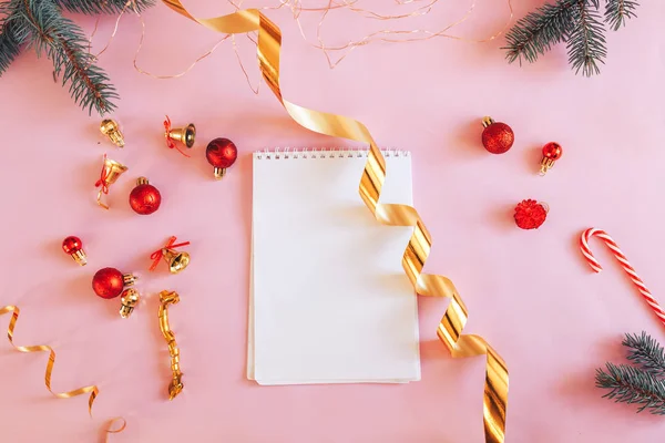 Notizbuch täuscht Weihnachten vor — Stockfoto