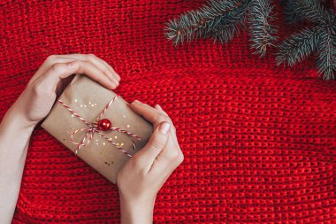 Kırmızı arka planda noel hediyesi