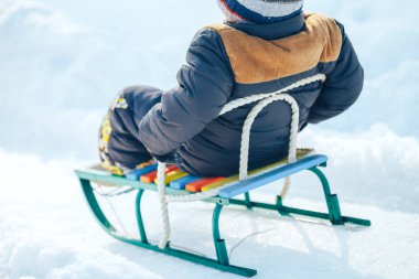 kızak üzerinde çocuk. kış zamanında kızak