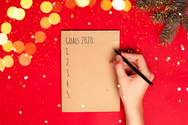 2020-Ziele-Notizbuch mit Frauenhand — Stockfoto