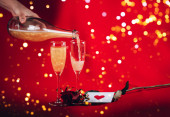 Valentines den pozadí s sklenicemi šampaňského a červenou růži
