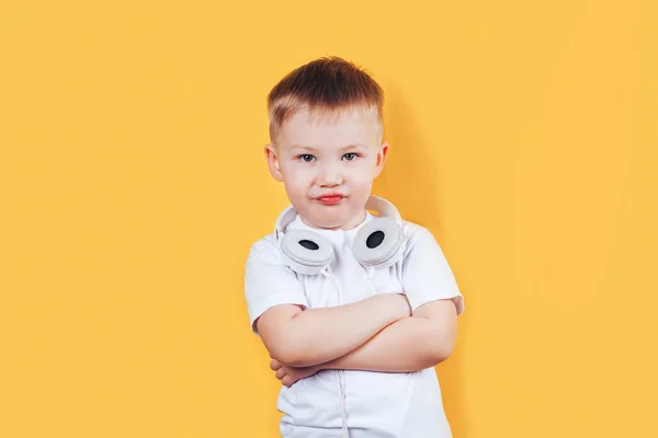 Αγόρι με άσπρα ακουστικά γύρω από το λαιμό του — Φωτογραφία Αρχείου
