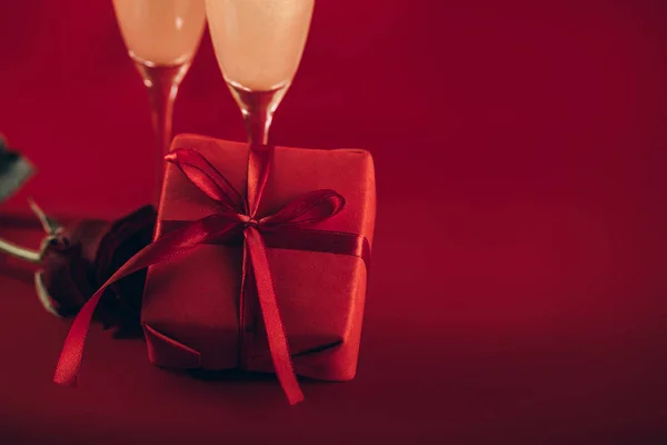 Fond Saint Valentin avec verres à champagne et rose rouge — Photo