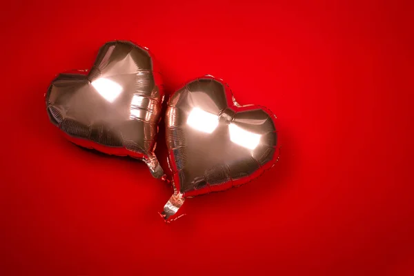 Два шара в форме сердца на красном фоне — стоковое фото