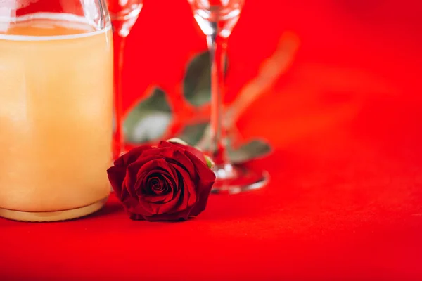 Dia dos namorados fundo com taças de champanhe e rosa vermelha — Fotografia de Stock