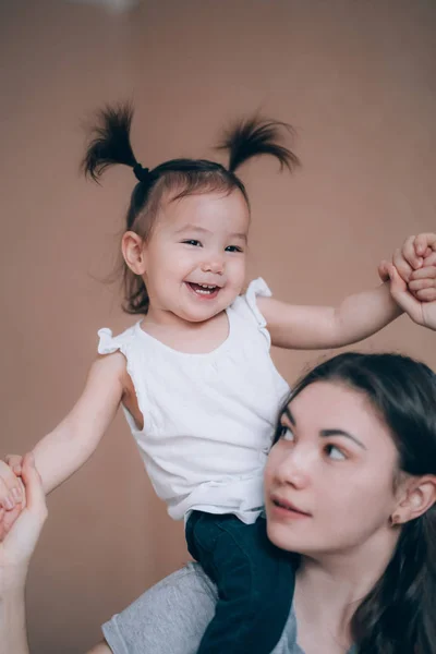 Mãe feliz brincando com seu bebê menina — Fotografia de Stock
