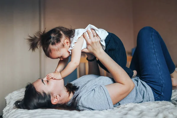 彼女の女の赤ちゃんと遊んで幸せな母 — ストック写真