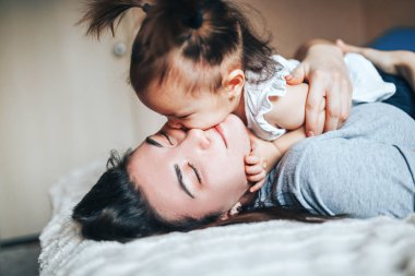 Anne ve kızının evdeki hayat fotoğrafı.