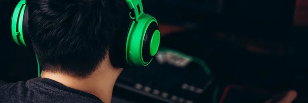 Vista posterior del jugador en auriculares jugando videojuego —  Fotos de Stock