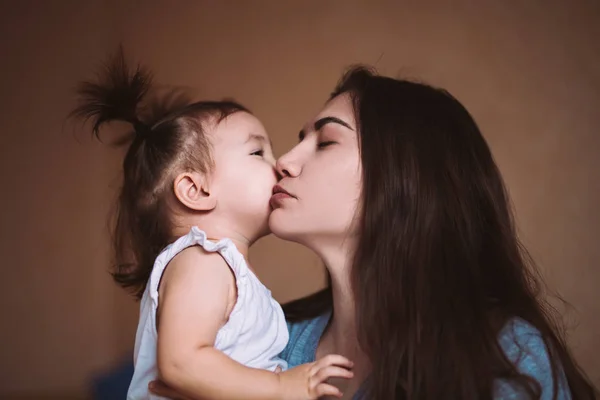 Lifestyle foto van moeder en dochter thuis — Stockfoto