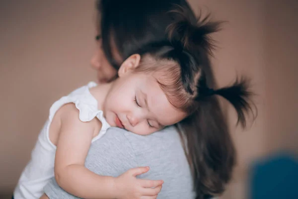 Молодая мать держит свою маленькую девочку . — стоковое фото