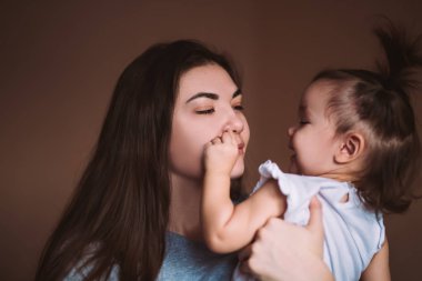 Anne ve kızının evdeki hayat fotoğrafı.