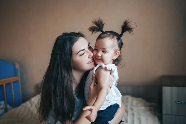 Mãe feliz brincando com seu bebê menina — Fotografia de Stock