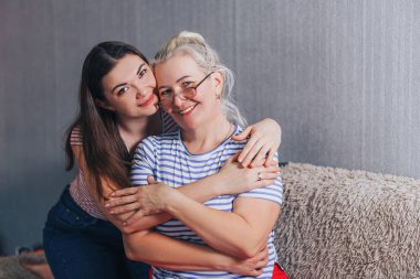 Olgun anne ve kızı sarılma