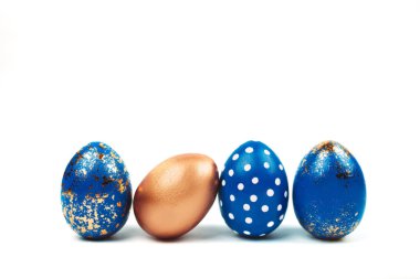 Paskalya yumurtaları beyazlar üzerinde izole