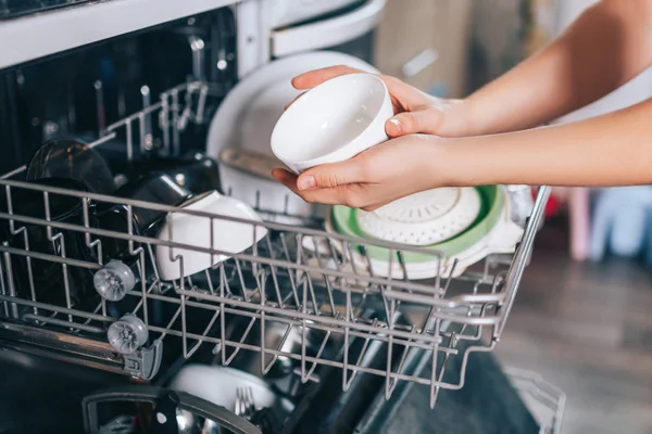 Bulaşık makinesi, kadın eli