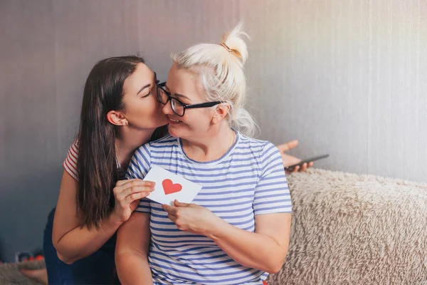 Mature mère et fille câlins — Photo