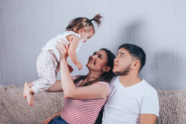 Família feliz mãe, pai, filha criança em casa — Fotografia de Stock