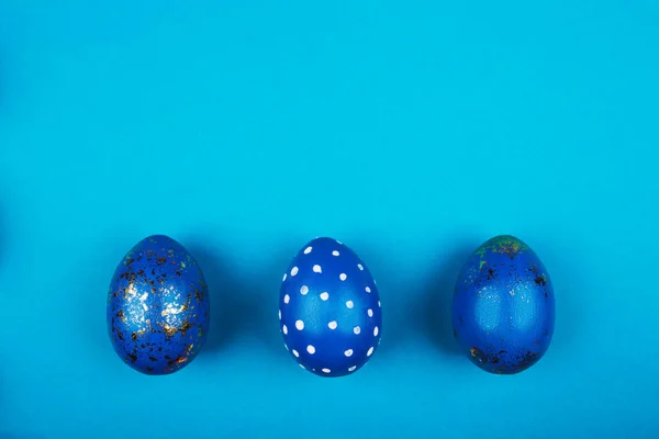 Oeufs de Pâques sur fond bleu. Fond de vacances — Photo