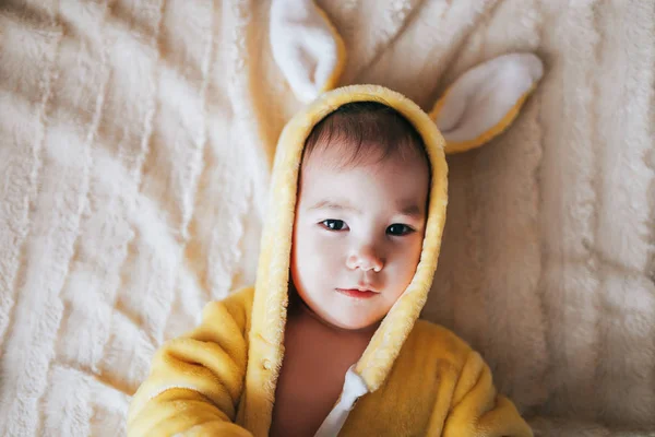 Tavşan kostümlü küçük bir çocuk. Kötü bir şekilde yatıyor. — Stok fotoğraf
