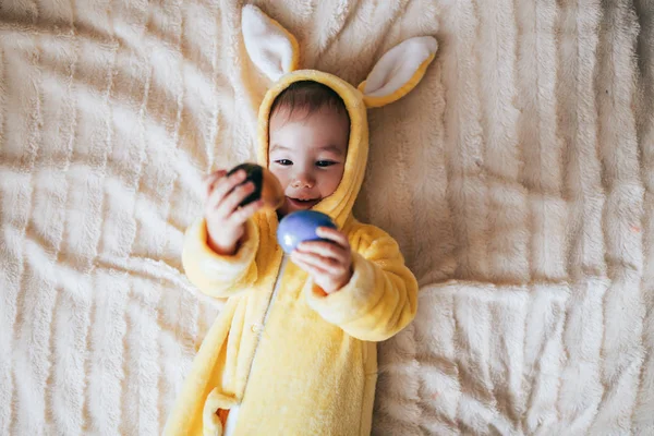 Маленький ребенок в костюме кролика. Ложь на плохом — стоковое фото